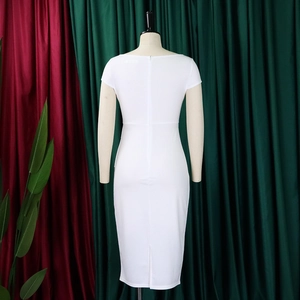 Détail de la fermeture éclair arrière et de la fente sur cette robe crayon blanche à manches
