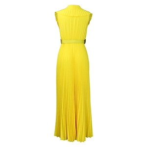 Détail d'une robe longue plissée sans manches jaune vif avec volants et ceinture assortie