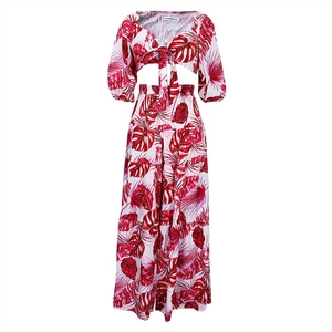 Détail de l'imprimé feuilles tropicales rouge et blanc sur l'ensemble col V et pantalon large