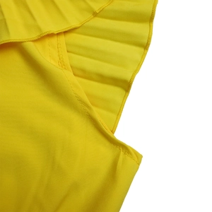 Vue détaillée de l'ourlet à volants jaune vif et des coutures précises sur la robe d'été