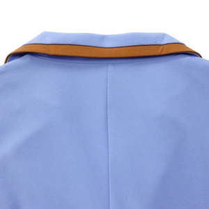 Detail des Rückenausschnitts mit kontrastierender brauner Paspel an lila Kleid