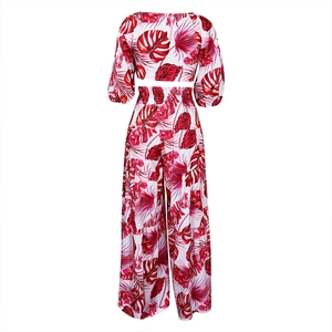 Détail à plat du haut court et du pantalon large à imprimé de feuilles tropicales rouges