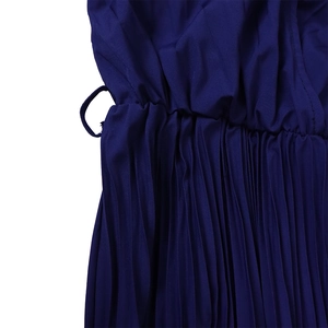 Détail macro de la taille élastique et de la texture plissée bleu marine du tissu