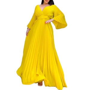 Détail de la robe longue plissée jaune vif avec col en V et manches larges évasées