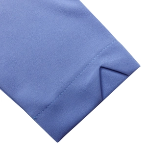 Detail eines blauen Kleidärmels mit V-Ausschnitt-Manschette und Profinähten