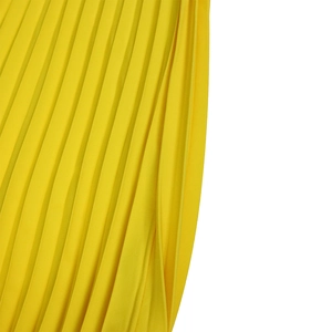 Détail du tissu plissé jaune citron avec des plis accordéon et une texture soyeuse