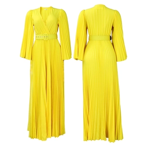 Détail de la robe longue plissée jaune avec décolleté en V et ceinture à la taille