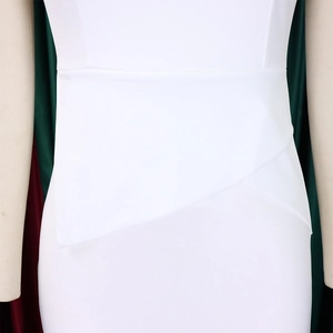Détail de la taille plissée asymétrique d'une robe crayon blanche ajustée élégante
