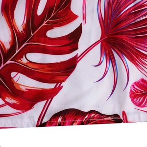 Vue détaillée du tissu à imprimé tropical rouge avec des coutures précises et de qualité