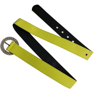 Détail d'une ceinture vert néon et noir avec boucle ronde en métal texturé et œillets