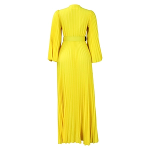 Détail des plis accordéon fins et de la ceinture assortie sur une robe longue jaune