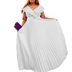 Détail de la robe longue plissée blanche avec décolleté en V à volants et taille ceinturée