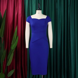 Détail d'une robe crayon bleu roi à manches courtes avec col en cœur et taille drapée