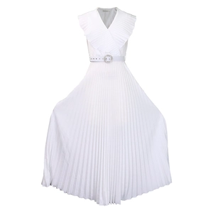 Détail d'une robe maxi blanche plissée avec col en V à volants et ceinture en cristal