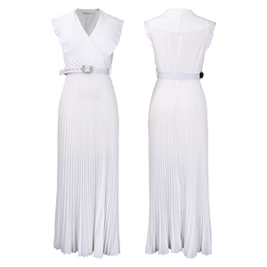 Détail d'une robe maxi plissée blanche avec décolleté en V à volants et ceinture à strass