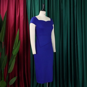 Détail de la robe midi bleu roi avec encolure en cœur et design drapé élégant à la taille