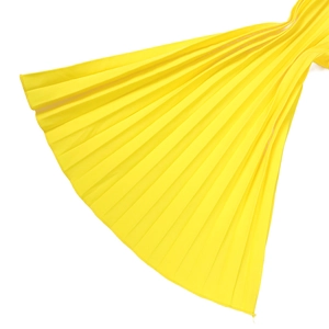 Vue détaillée du tissu plissé jaune vif avec une couture de surjet professionnelle