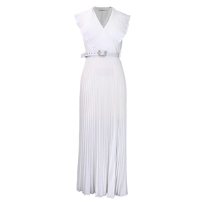 Vue détaillée de la robe plissée blanche à col en V avec volants et ceinture à strass