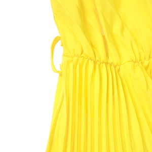 Détails macro du tissu plissé jaune vif avec taille élastique et passant de ceinture du robe