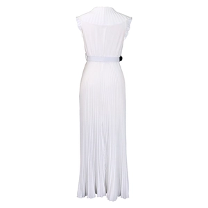 Vue arrière d'une robe longue plissée sans manches blanche avec ceinture et col à volants