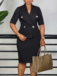 Tailleur chic noir avec veste à col croisé et jupe crayon ajustée pour femmes d'affaires
