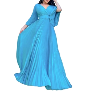 Détail de la robe longue plissée bleu vif avec col en V, ceinture assortie et manches longues