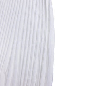 Gros plan sur la texture du tissu plissé vertical avec un drapé élégant et blanc pur