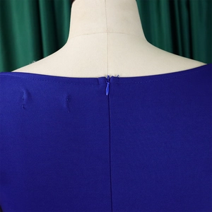 Gros plan du dos d'une robe crayon bleu roi avec fermeture éclair invisible et pinces