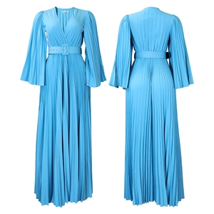 Détail d'une robe longue plissée bleu ciel élégante avec col en V et ceinture assortie