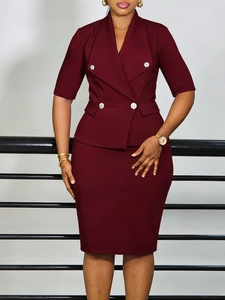 Élégant tailleur deux pièces bordeaux avec veste à manches courtes et boutons dorés