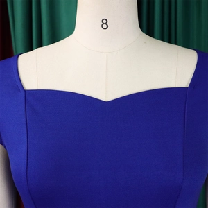 Détail du décolleté en cœur d'une robe bleu royal présentée sur un mannequin professionnel