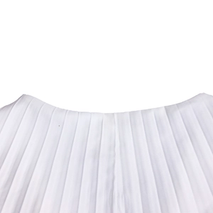 Gros plan détaillé de la texture du tissu plissé blanc d'une robe longue d'été