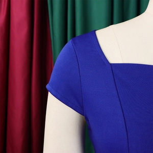 Vue détaillée de la robe bleu roi à col carré avec texture de tissu et manches courtes