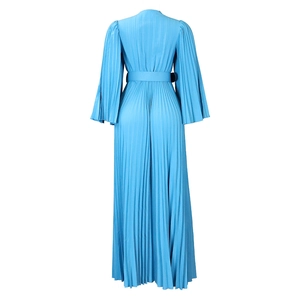 Détail d'une robe maxi plissée bleu roi montrant la texture du tissu et une ceinture assortie