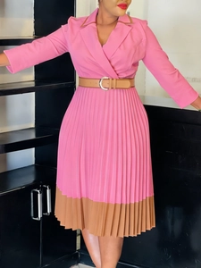 Elegantes rosa plissiertes Maxikleid mit Reverskragen und braunem Gürteldetail