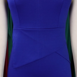 Détail de la robe crayon bleu foncé avec plis croisés superposés à la taille