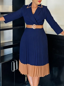 Elegantes marineblaues Midikleid mit Kontrastkragen, Faltenrock und passendem Taillengürtel