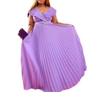 Détail du col en V à volants et de la texture plissée sur la robe longue violette élégante