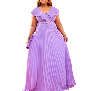 Robe longue élégante en mousseline violette avec décolleté à volants et jupe plissée