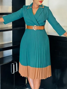 Elegantes dunkelgrünes Plissee-Kleid mit Reverskragen und Khaki-Patchwork-Detail und Gürtel