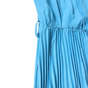 Détail de la robe longue plissée bleu ciel montrant la taille élastique et les plis