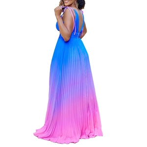 Dettaglio dell'abito lungo plissettato con sfumatura blu e rosa e profondo scollo a V