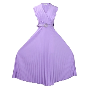 Détail d'une robe longue plissée lilas avec col en V à volants et ceinture à boucle décorative