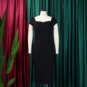 Détails de la robe noire à manches courtes avec encolure carrée et plis à la taille