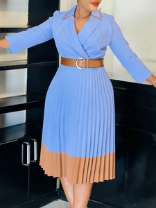 Elegantes langärmliges Plissee-Maxikleid mit Reverskragen und braunem Kontrastsau
