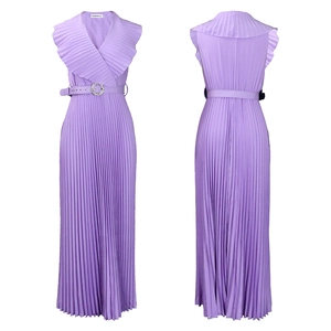 Vue détaillée du tissu plissé de la robe longue violette et de la boucle de ceinture