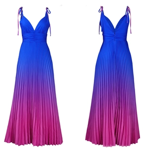 Dettagli dell'abito lungo a pieghe con scollo a V e sfumatura blu-viola elegante