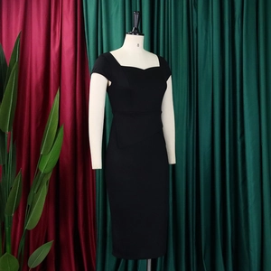 Détail de robe fourreau noire avec encolure carrée et taille froncée sur un mannequin
