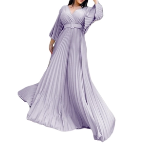 Détail d'une robe longue plissée lavande avec col en V et ceinture assortie