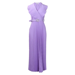 Détail de la robe plissée lavande avec col en V à volants et boucle de ceinture en strass